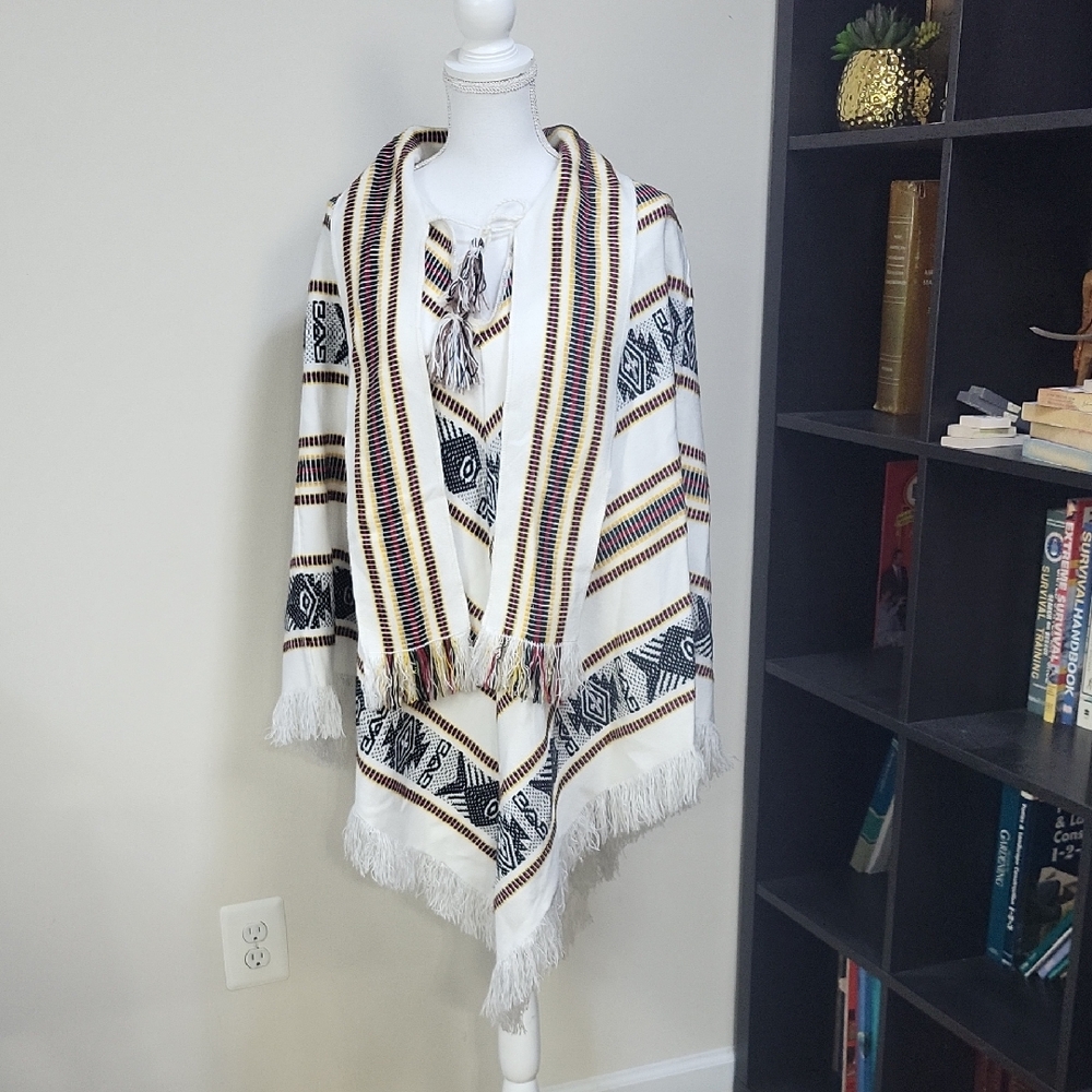 Vtg TEJIDOS DIAZ ECUADOR Aztec White Black Wool Blend Fish Scarf Poncho